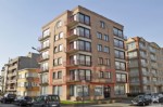 Als nieuw! Ruim hoekappartement met veel lichtinval in een moderne, recent gebouwde residentie kortbij de zeedijk. Dit appartement biedt u een woonkamer met nagelnieuwe parketvloer en terras, volledig ingerichte keuken, inkomhall met afzonderlijk toilet en berging, badkamer met ligbad, badkamer met douche, 2 slaapkamers en private berging in de kelderverdieping. Dit appartement kan gemeubeld of ongemeubeld gehuurd worden en is onmiddellijk beschikbaar. Bij de vermelde huurprijs komen er geen bijkomende kosten gebouw/syndic. (19/008)